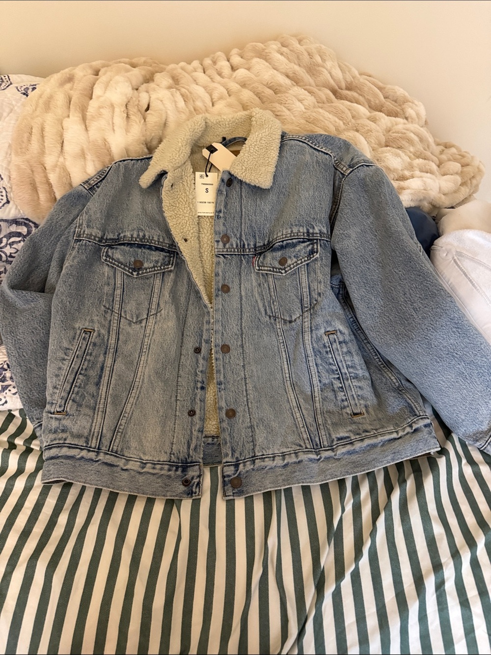 NWT Levi dad trucker jacket. Small